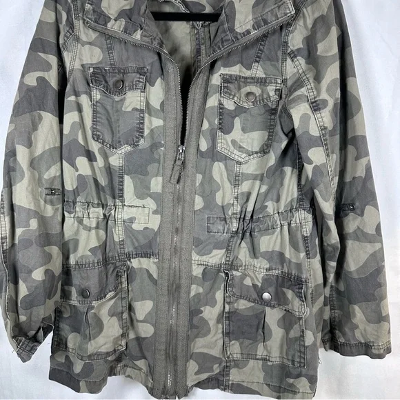 CAMO MILITARY JACKET SIZE(M) - Picture 3 of 5